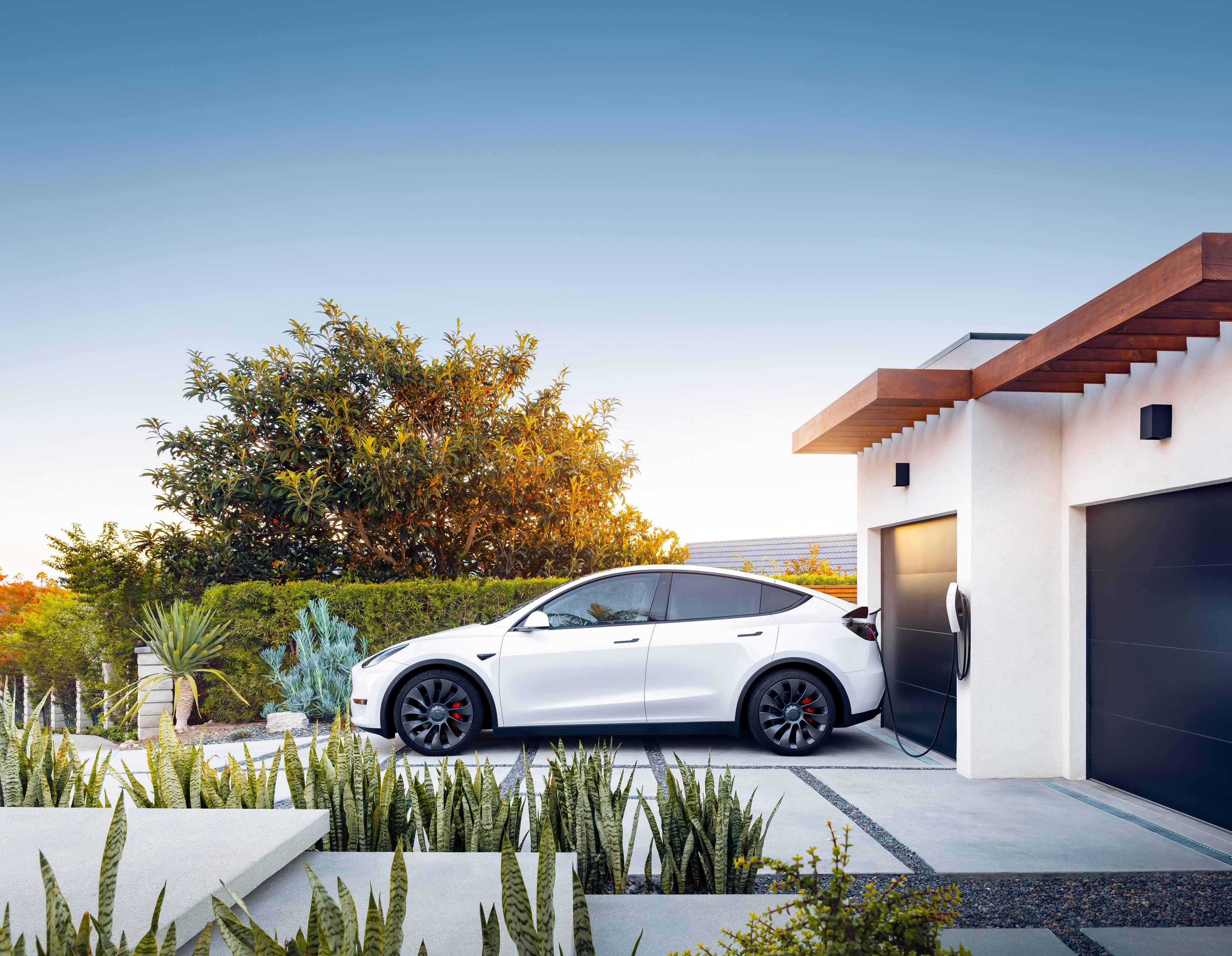 Tesla Wall Connector em ambiente moderno